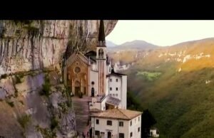 Il Santuario Madonna della Corona: miracolo architettonico sospeso tra roccia e infinito