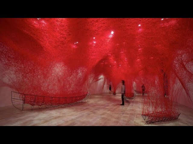 Chiharu Shiota mostra MAO Torino, Chiharu Shiota al MAO di Torino: l’arte tessuta che esplora memoria e anima