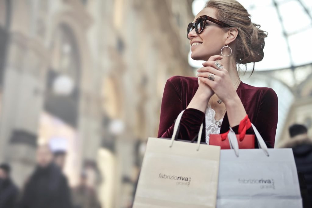 cos'è lo shopping compulsiovo o oniomania e la "no buy challange", Shopping compulsivo: quando l’acquisto diventa una dipendenza