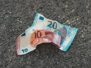 Il portafoglio pieno di soldi torna quasi sempre indietro: lo studio che ribalta ciò che pensavamo sull’onestà