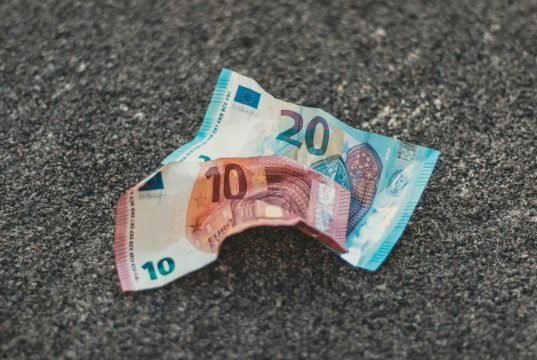 Il portafoglio pieno di soldi torna quasi sempre indietro: lo studio che ribalta ciò che pensavamo sull’onestà No News la rivista dell'ozio e della serendipità, Ozio e serendipità