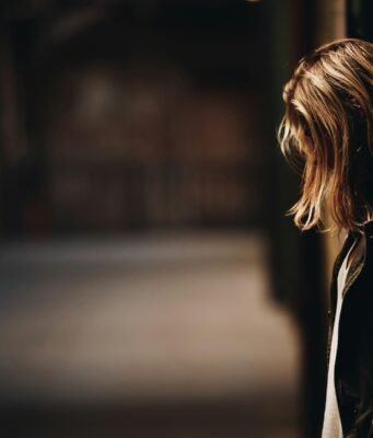 Anuptafobia: la fobia segreta che ci spinge ad amare per paura, non per scelta