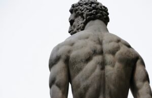 Pietra, acciaio e potere: le statue colossali che sfidano il tempo e riscrivono la storia