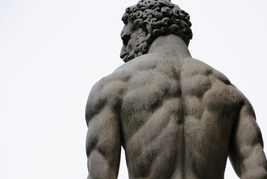 Pietra, acciaio e potere: le statue colossali che sfidano il tempo e riscrivono la storia No News la rivista dell'ozio e della serendipità, Ozio e serendipità