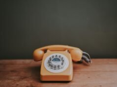 Una cabina telefonica gialla contro la solitudine