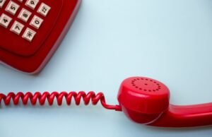 Il telefono squilla durante la cena, ma da oggi la legge cambia faccia
