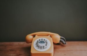 Una cabina telefonica gialla contro la solitudine