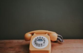 Una cabina telefonica gialla contro la solitudine No News la rivista dell'ozio e della serendipità, Ozio e serendipità