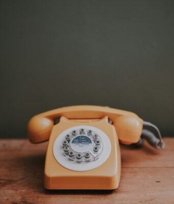 Una cabina telefonica gialla contro la solitudine