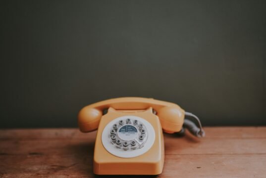 Una cabina telefonica gialla contro la solitudine No News la rivista dell'ozio e della serendipità, Ozio e serendipità