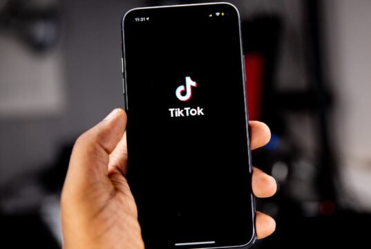 L’algoritmo che decide cosa mangiamo: come TikTok sta riscrivendo le regole del mercato alimentare No#News la rivista dell'ozio e della serendipità, Periodico dell’ozio e della serendipità