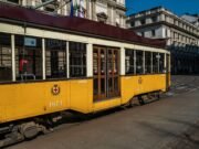Un tram per l’Arabia Saudita: Milano si trasforma in viaggio immersivo