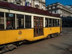 Un tram per l’Arabia Saudita: Milano si trasforma in viaggio immersivo