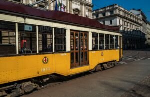 Un tram per l’Arabia Saudita: Milano si trasforma in viaggio immersivo