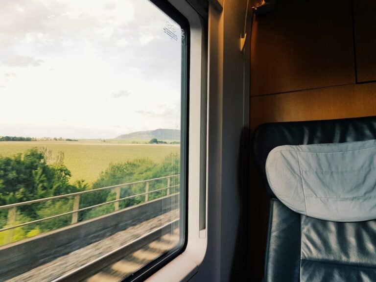 Viaggiare tra i colori dell’autunno sui treni panoramici d’Europa