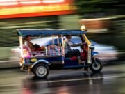 Il tuktuk, 200 anni di storia su tre ruote: come un veicolo giapponese ha conquistato il mondo