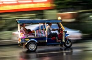 Il tuktuk, 200 anni di storia su tre ruote: come un veicolo giapponese ha conquistato il mondo