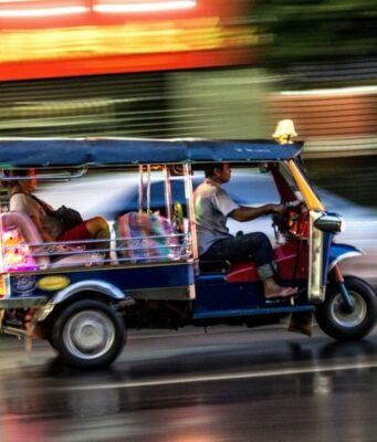 Il tuktuk, 200 anni di storia su tre ruote: come un veicolo giapponese ha conquistato il mondo
