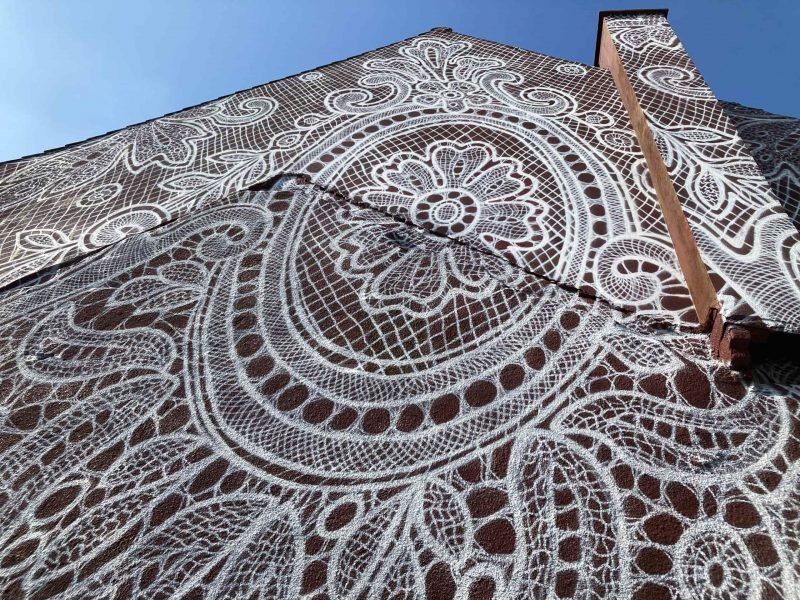 #Un artista ungherese realizza un pizzo murale a Calais