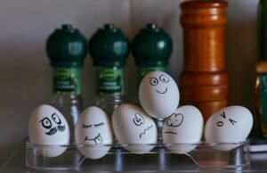 Perché le uova al supermercato sono fuori dal frigo ma vanno conservate in frigorifero a casa