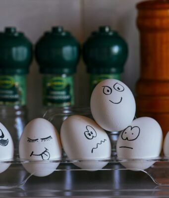 Perché le uova al supermercato sono fuori dal frigo ma vanno conservate in frigorifero a casa