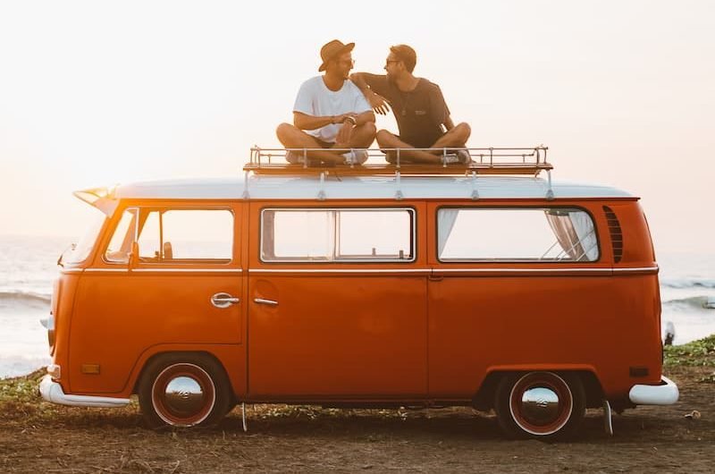 viaggi con gli amici, #Estate 2021: il 53% degli italiani viaggia con gli amici