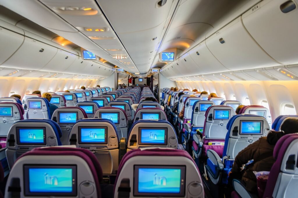 dormire in aereo consigli scientifici, L&#8217;arte di dormire in volo: guida scientifica al riposo a 10.000 metri