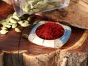 Lo zafferano, la spezia più costosa al mondo: storia, coltivazione e segreti dell’oro rosso