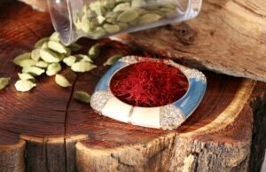 Lo zafferano, la spezia più costosa al mondo: storia, coltivazione e segreti dell’oro rosso