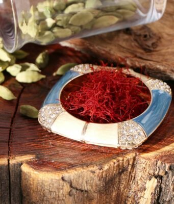 Lo zafferano, la spezia più costosa al mondo: storia, coltivazione e segreti dell’oro rosso