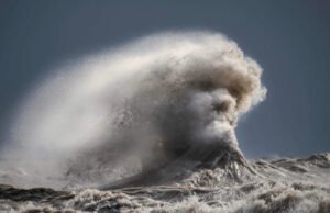 #Fotografo cattura il “volto di Poseidone” nelle onde in tempesta